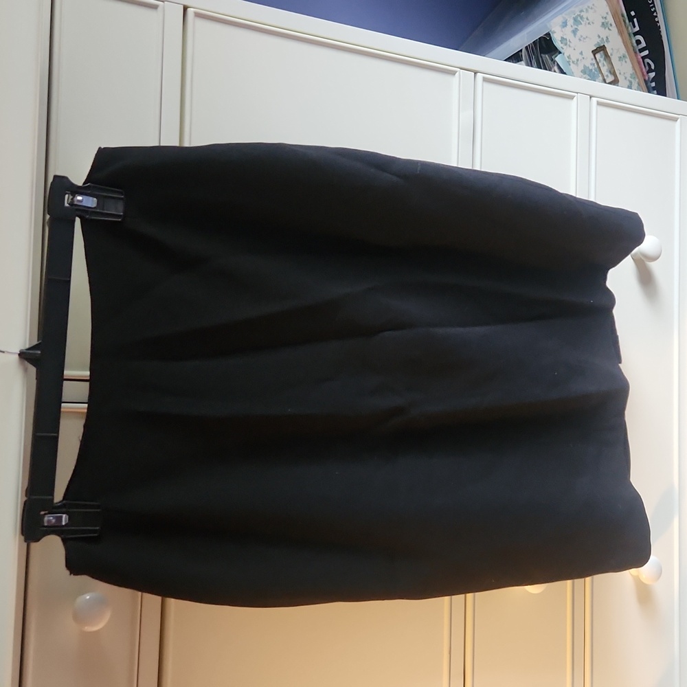Lafayette 148 Black Pencil Skirt, size 8, fully lined.